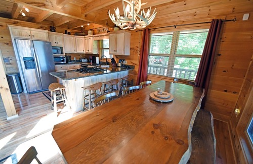 Ridges Over the Lake Cabin | All About The Views | Luxury 4 Bed, 3 Bath- Hot Tub-Great Views-Wifi