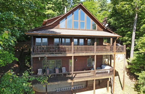 Ridges Over the Lake Cabin | All About The Views | Luxury 4 Bed, 3 Bath- Hot Tub-Great Views-Wifi