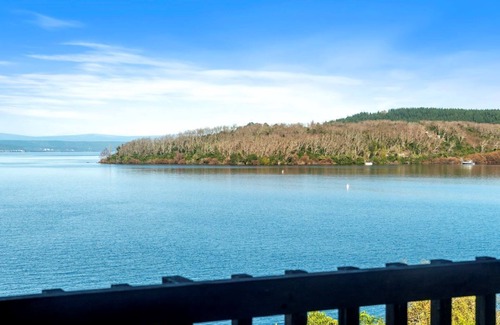 Taupo House | All Decked Out on the Lake