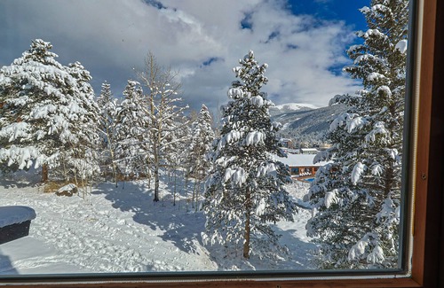 Keystone House | All engineered flooring Updated Townhome close to everything Sleeps 6!