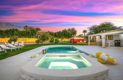 Racquet Club South Villa | All-Inclusive Pickleball Villa! Downtown/Volleyball Court/Heated Pool/Spa