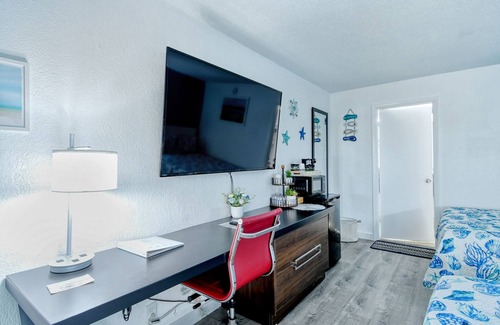 Trailer Estates Hotel | All-New, First Floor, Huge Pool, 70" TV, Tiki Bar!