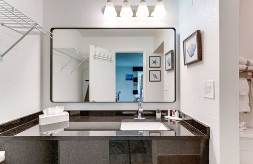 Trailer Estates Hotel | All-New, Huge Pool, 70" TV, Bunk Beds, Tiki Bar & Grill!