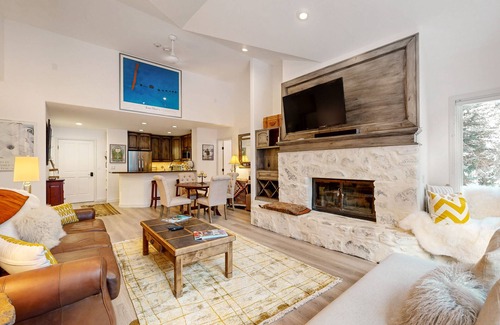 Edwards Condo | All-season condo near ski lifts & golf course, with pool, & hot tub