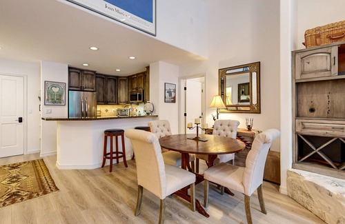 Edwards Condo | All-season condo near ski lifts & golf course, with pool, & hot tub