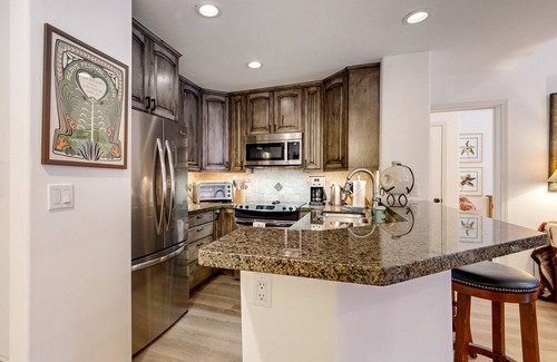 Edwards Condo | All-season condo near ski lifts & golf course, with pool, & hot tub