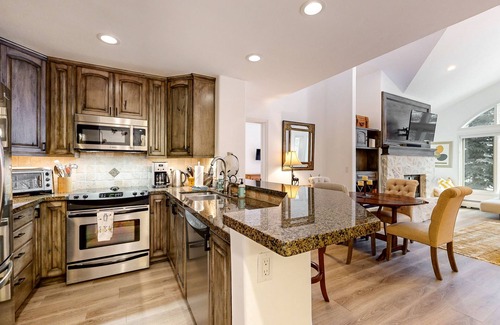 Edwards Condo | All-season condo near ski lifts & golf course, with pool, & hot tub