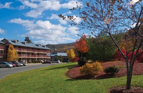 South Lee House | All Season Escape | Four 2BR Rooms, Pools, Movie Nights & Game Room Galore