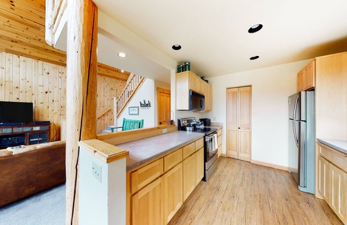 Redmond Ski Chalet | All-season resort retreat with hot tub, fairway views, fireplace, & grill