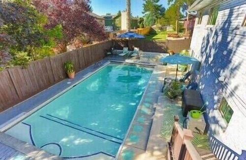 Sandy Apartment | All Year Heated Pool, King Beds, Large Apartment, Ski & Hiking, Mountain View