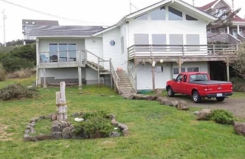 Florence House | almost beachfront sixties house - Gull Landing