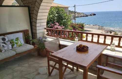 Lefktron House | Almyra apt in Mani