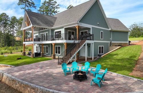 Seneca House | Aloha! Paradise On Keowee with Hot Tub & Dock