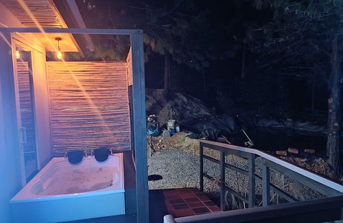 Sutamarchan Cabin | Alojamiento Rural Mágico Entre rio Montañas y Desierto Amonitas Glamping Deluxe