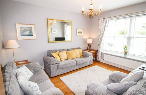 Isle of Portland Cottage | ALPEN ROSE COTTAGE, pet friendly, with a garden in Easton Portland