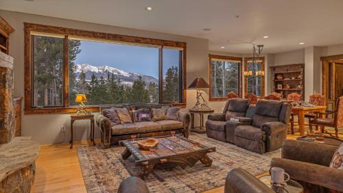 Breckenridge House | Alpenglow Peaks Lodge