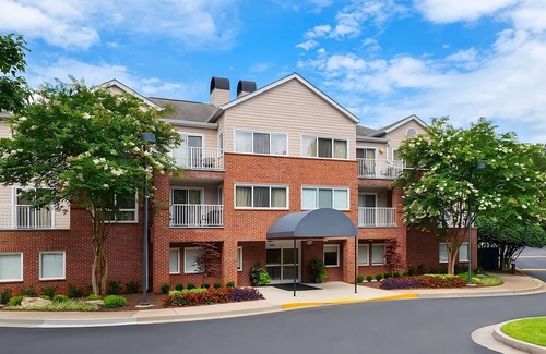 Alpharetta Apartment | Alpharetta Walk of Memories! Spacious Suite with Free Breakfast! Pet-Friendly!