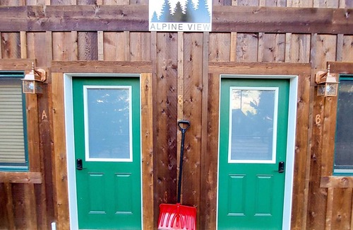 Mazama Cabin | Alpine View Cabin - duplex unit A w/queen bedroom
