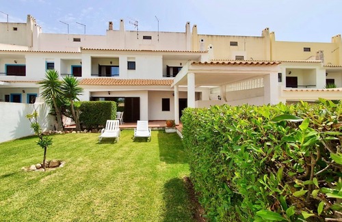 Urbanizacao dos Calicos Apartment | Alto dos Caliços 2BR House w/Garden by LovelyStay