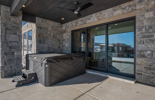 Park City Villa | Amanti Lago Luxury Home - Lake and Mountain Views Near Deer Valley