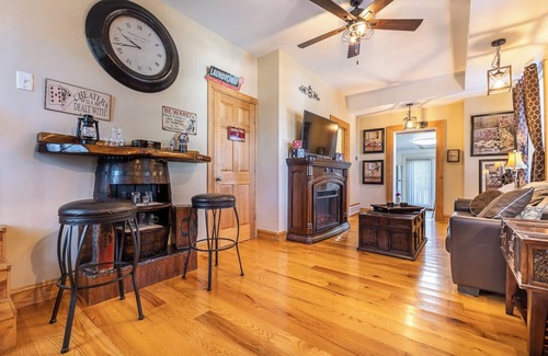 Dubuque House | Amazing! 2 Bed Townhouse in the HEART of Dbq!