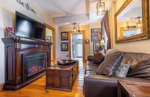 Dubuque House | Amazing! 2 Bed Townhouse in the HEART of Dbq!