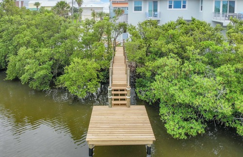 New Smyrna Beach House | Amazing 3-bedroom house across the street from the beach in New Smyrna Beach, FL