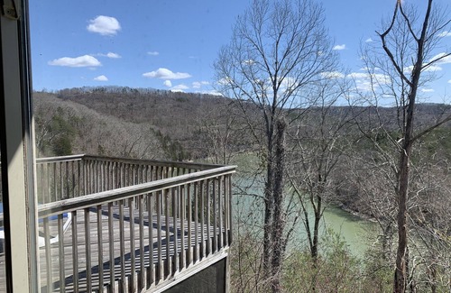Sloans Valley House | Amazing 5BR House with Lake & Mountain Views in Gated Resort