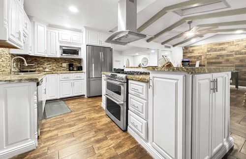 Biggs Field House | Amazing 5brm house with 2 kits, pool, fitness and game room, near i10 & Hospital