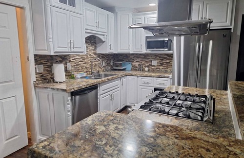 Biggs Field House | Amazing 5brm house with 2 kits, pool, fitness and game room, near i10 & Hospital