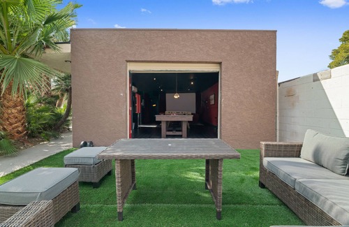 Las Vegas House | Amazing 6 BRD, Pool, Theater, Billiard, Poker, and Games near the Strip