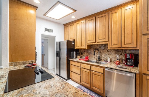 Biggs Field House | Amazing and inviting hm with 6brm, 4bath, 2kitchens, private pool in quiet area