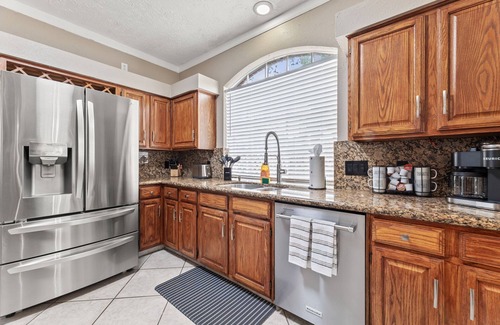 Clear Lake House | Amazing Bay Escape w/Pool - Sleeps 10, Near NASA