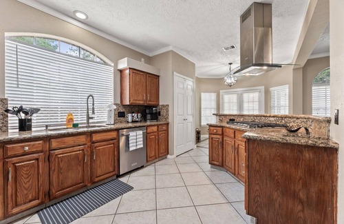 Clear Lake House | Amazing Bay Escape w/Pool - Sleeps 10, Near NASA