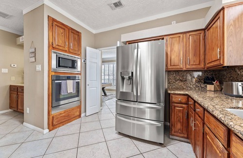 Clear Lake House | Amazing Bay Escape w/Pool - Sleeps 10, Near NASA