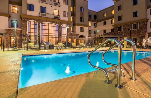 Chandler Apartment | Amazing Central Location | Outdoor Pool + Hot Tub + FREE Breakfast