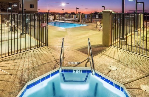 Chandler Apartment | Amazing Central Location | Outdoor Pool + Hot Tub + FREE Breakfast
