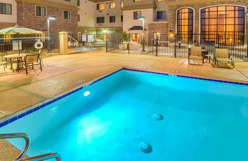 Chandler Apartment | Amazing Central Location | Outdoor Pool + Hot Tub + FREE Breakfast
