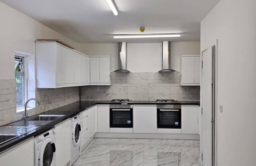 Ponders End Apartment | Amazing Double En-suite Room