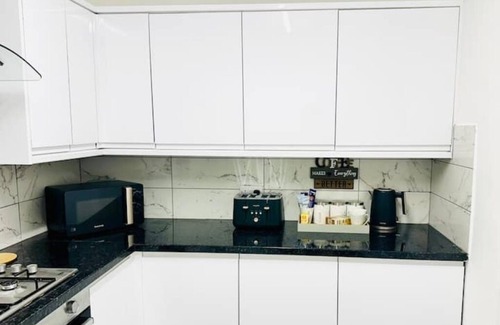 Ponders End Apartment | Amazing Double En-suite Room