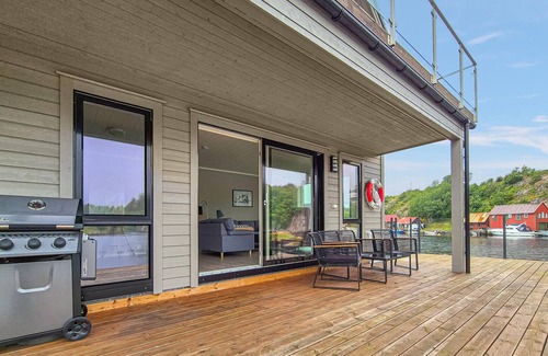Meling House | Amazing home in Bremnes with WiFi