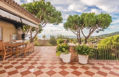 Cabrils House | Amazing home in Cabrils with WiFi