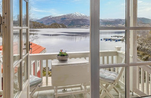 Ulsteinvik House | Amazing home in Eiksund with kitchen