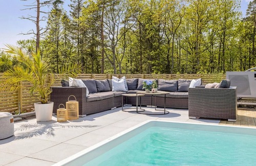 Arendal House | Amazing home in Færvik with WiFi