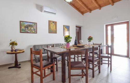 Gaggi House | Amazing Home In Gaggi With Wifi