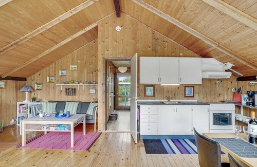 Trend House | Amazing home in Løgstør with kitchen