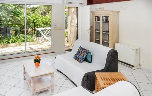 Le Pradet House | Amazing Home In Le Pradet With Kitchen