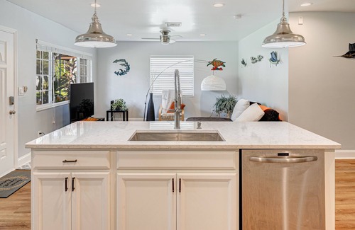 Shore Acres House | AMAZING HOME SUPER CLEAN FREE PARKING FULLY STOCKED KITCHEN