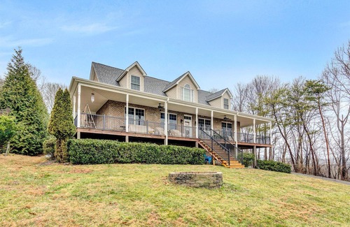 North Shore House | Amazing Lake Views and Close to Everything!
