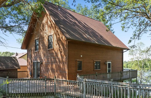 Zimmerman Cabin | Amazing Lakefront Cabin Close to Downtown Mpls!